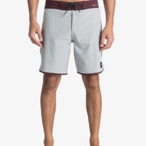 Quicksilver - 19" Boardshorts sz: 32